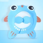 Gorro de baño infantil azul con diseño de sapo, ojos grandes y boca sonriente, ideal para proteger rostro de agua y champú durante el baño.