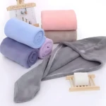 Gorro turbante de microfibra gris, con botón, ideal para secar cabello.