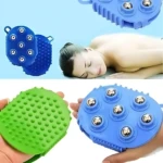 Set x2 guantes masajeadores corporales, uno verde y otro azul con balines, para aliviar fatiga y mejorar circulación.