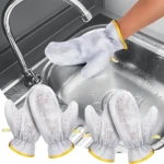 Dos pares de guantes de limpieza blancos con borde amarillo, ideales para lavar platos y proteger manos.
