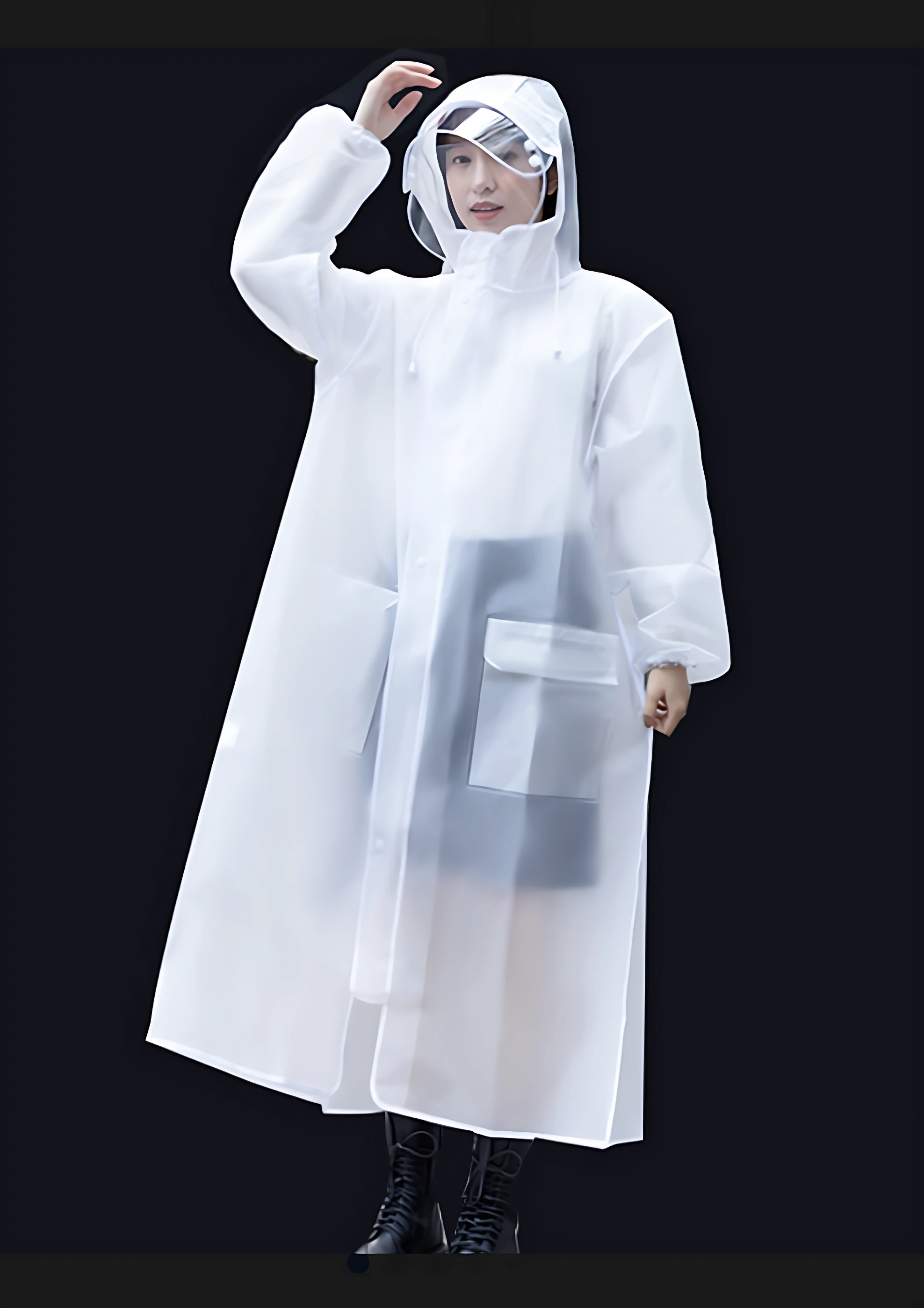 Mujer usando impermeable blanco con capucha y visera antivaho, largo hasta rodilla, bolsillos frontales y botas negras, sobre fondo oscuro.