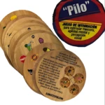 Juego de mesa Pilo de madera con piezas circulares y tarjetas ilustradas, diseñado para estimular memoria y concentración en grupo.