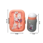 Lonchera infantil rosa con utensilios y botella gris de 16 cm, medidas 17,5 x 14 cm, diseño con conejo y detalles divertidos.