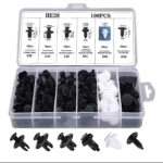 Kit de 100 pines plásticos para carrocería automotriz en caja transparente con compartimentos organizados, incluye variantes negras y blancas, etiquetas con códigos y cantidades visibles.