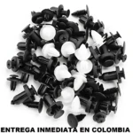 Kit de pines plásticos negros y blancos para carrocería automotriz, con cabeza redonda y base de fijación, dispuestos en pila sobre fondo blanco.