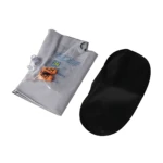 Kit viaje: mascarilla negra y tapones naranjas dentro de bolsa gris con válvula.