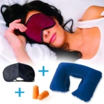 Kit de viaje con mascarilla para ojos vino tinto, almohada inflable azul y tapones naranjas.