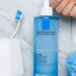 La Roche-Posay Toleriane espuma limpiadora purificante para piel normal a grasa, en envase azul con dispensador blanco.
