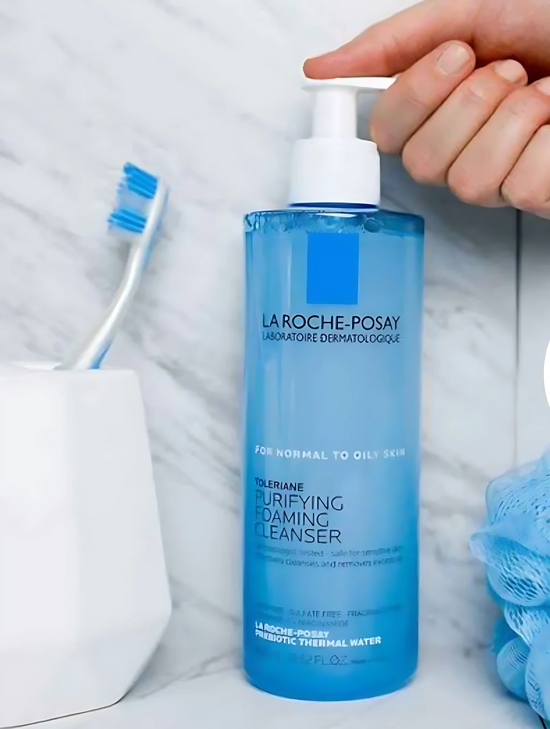 La Roche-Posay Toleriane espuma limpiadora purificante para piel normal a grasa, en envase azul con dispensador blanco.