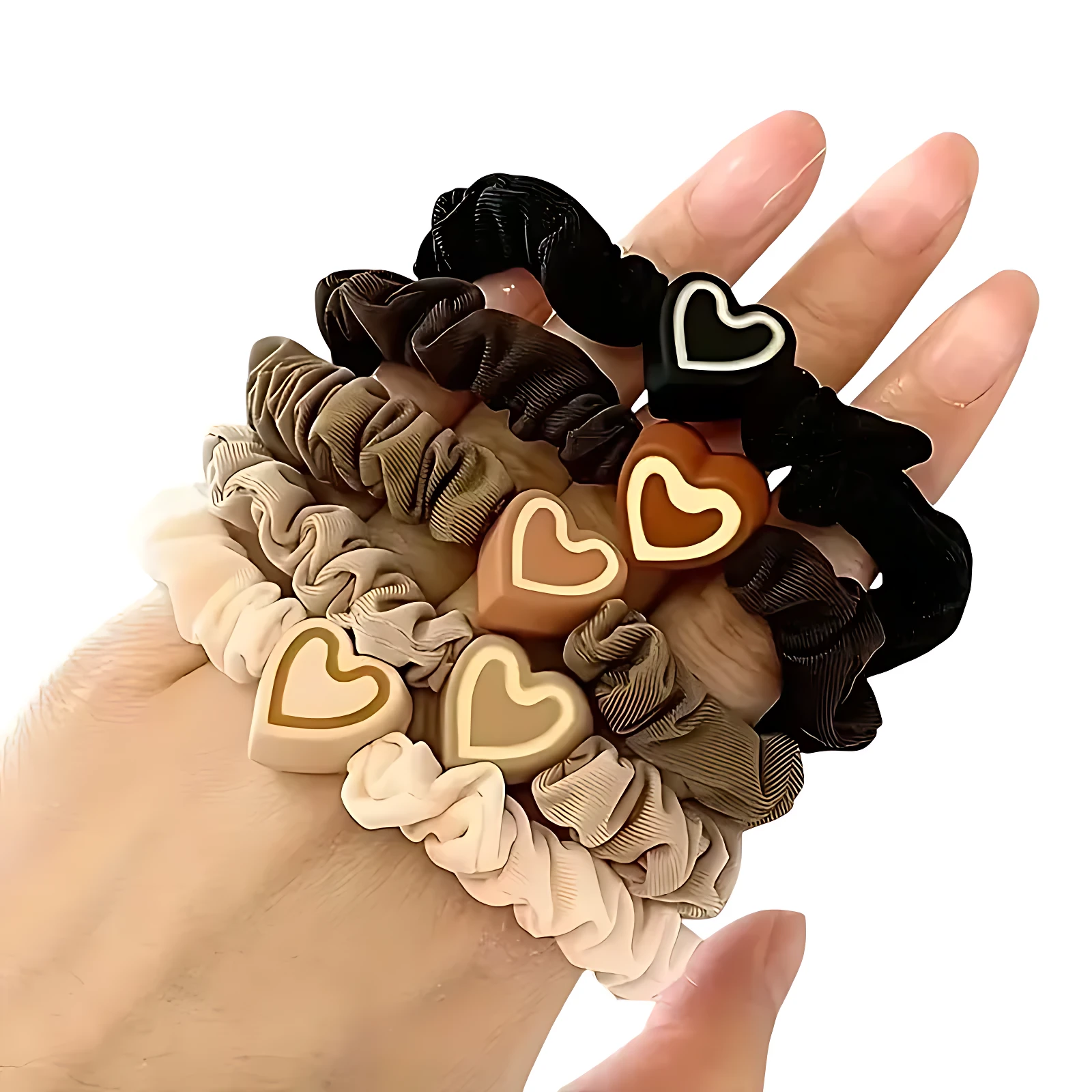 Ligas para cabello con diseño de corazón en tonos tierra y negro, en mano.