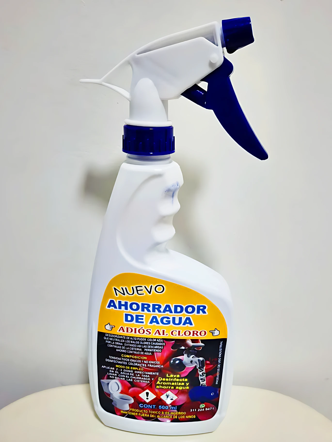 Botella de limpiador de inodoro Ahorra Agua, 500 ml, con etiqueta amarilla y azul, diseño ergonómico y gatillo azul.
