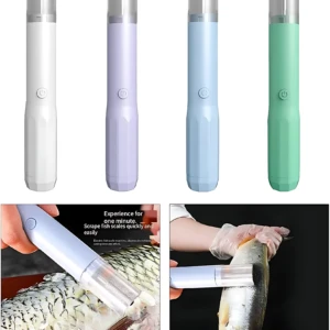 Cuatro limpiadores eléctricos portátiles de escamas de pescado en colores blanco, lavanda, azul claro y verde menta, con botones circulares y cabezales transparentes, mostrados junto a su uso en dos escenas: uno limpiando un pescado entero sobre tabla de madera y otro aplicándolo sobre un pescado entero con guantes de cocina.