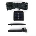 Kit de luces LED solares exteriores con 100 bombillos, panel solar negro, clavija de instalación y soporte de montaje, todo en color negro sobre fondo blanco.