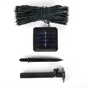 Kit de luces LED solares exteriores con 100 bombillos, panel solar negro, clavija de instalación y soporte de montaje, todo en color negro sobre fondo blanco.