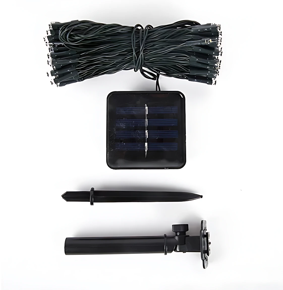 Kit de luces LED solares exteriores con 100 bombillos, panel solar negro, clavija de instalación y soporte de montaje, todo en color negro sobre fondo blanco.