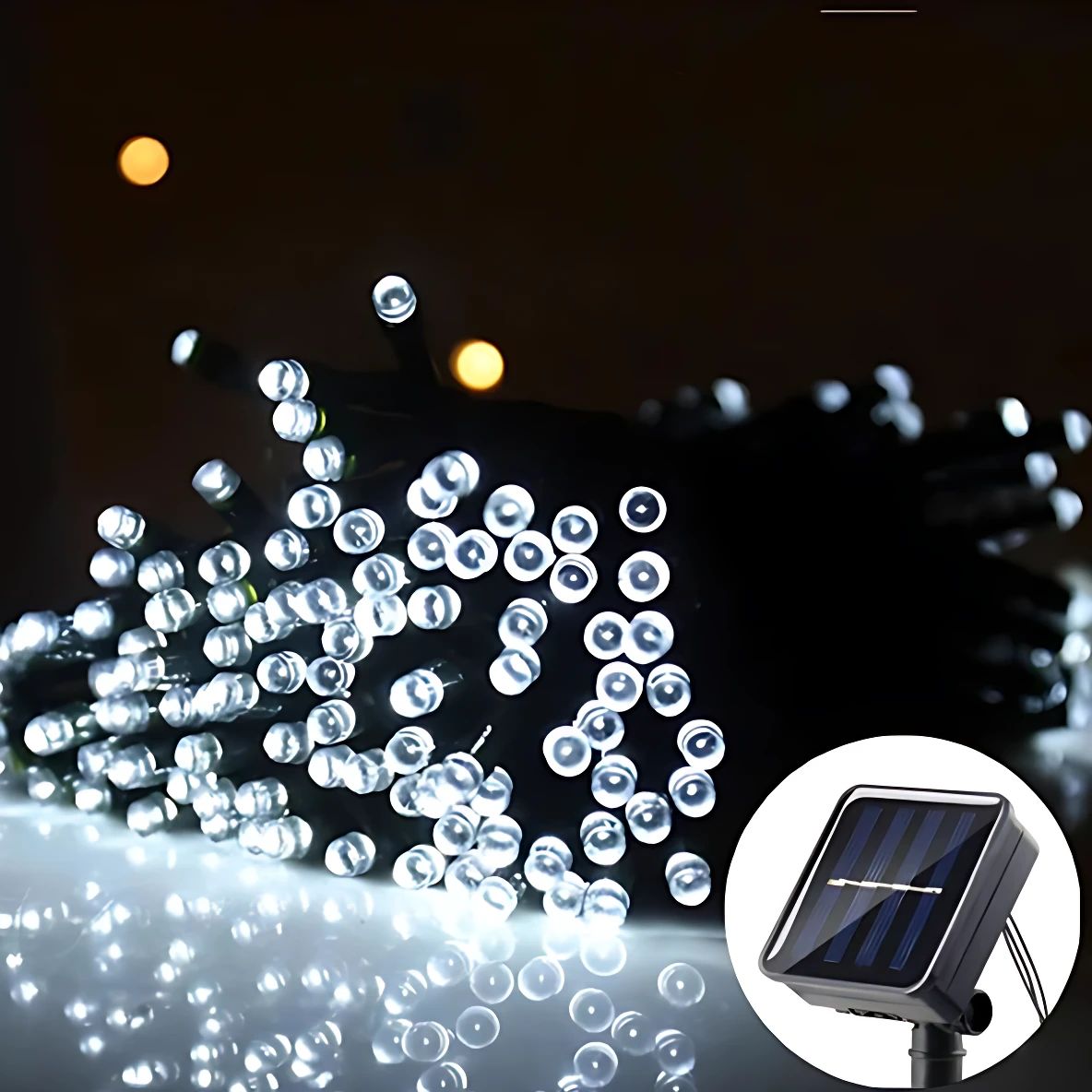 Luces LED solares exteriores con 100 bombillos blancos, cable negro y panel solar visible en esquina inferior derecha.