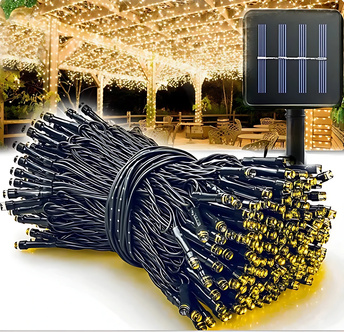 Cable de luces LED solares exteriores con 100 bombillos amarillos, panel solar negro y conectores negros, enrollado sobre fondo blanco con jardín iluminado al fondo.