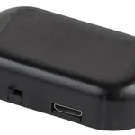 Dispositivo antirrobo solar negro con puerto USB y ranura de carga, diseñado para protección vehicular.