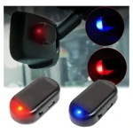 Luz solar antirrobo para coche en negro, con luces LED roja y azul visibles, montada en parabrisas y mostrada en dos colores.