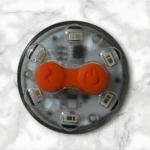 Vista superior de luces traseras para bicicleta recargables USB, con dos módulos LED circulares y botones naranjas de encendido y dirección.