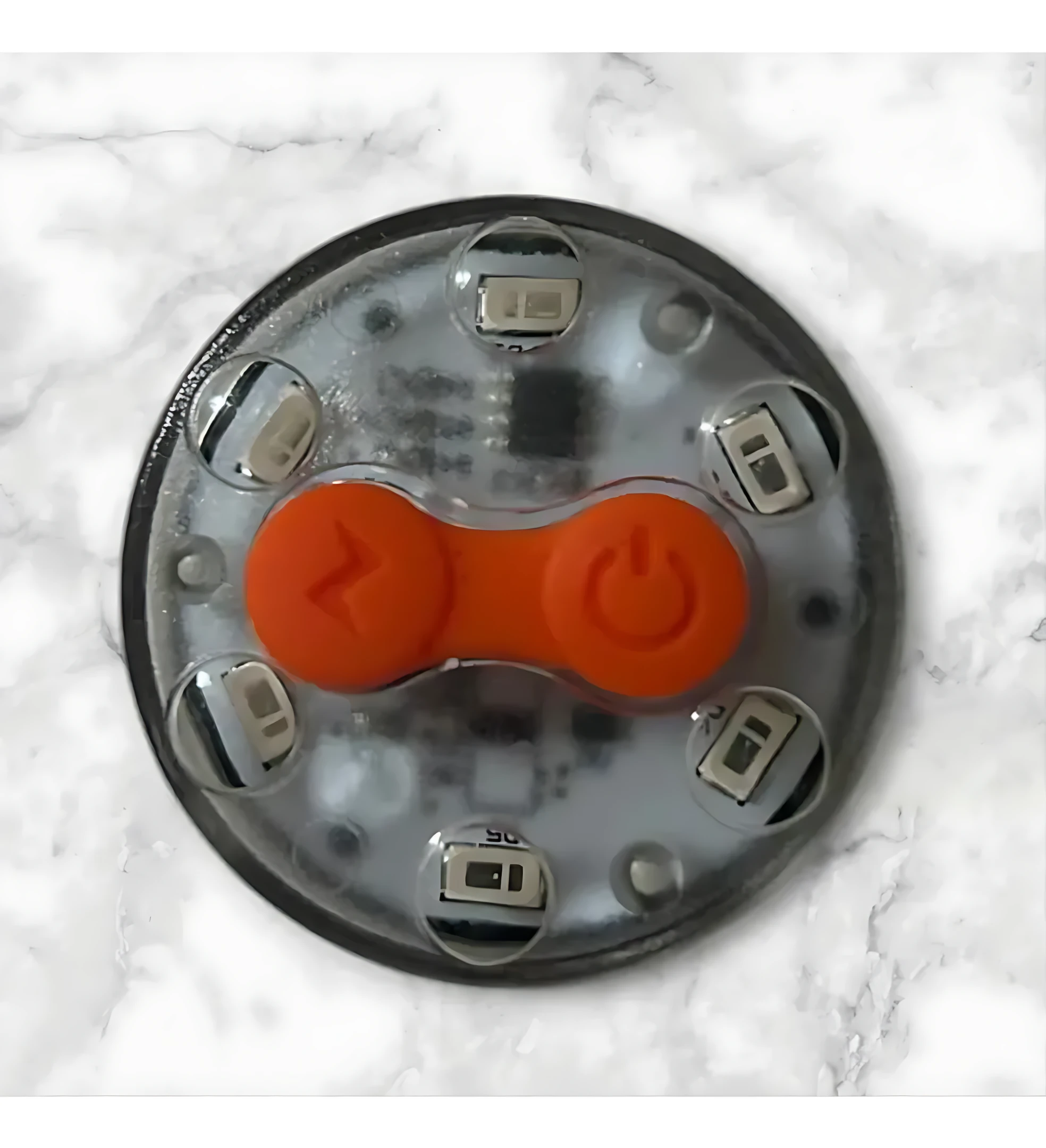 Vista superior de luces traseras para bicicleta recargables USB, con dos módulos LED circulares y botones naranjas de encendido y dirección.