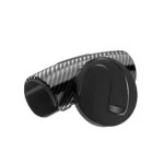 Mango giratorio 360° para volante de auto en acabado negro con textura de fibra de carbono, diseñado para uso con una mano.