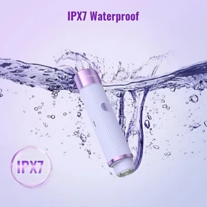Depiladora eléctrica de doble cabeza en color blanco con detalles rosa, sumergida en agua que resalta su resistencia al agua IPX7.