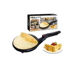 Máquina eléctrica crepes Sokany compacta con crepé dorado en sartén negra, caja de presentación y plato con tortillas finas decoradas.