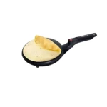 Máquina eléctrica crepes Sokany compacta en uso, con tortilla fina dorada sobre superficie negra y mango ergonómico.