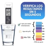 Medidor de TDS digital blanco midiendo agua en vaso transparente, pantalla muestra 0.025 ppm y 26.1°C, con de colores indicando niveles de calidad del agua.