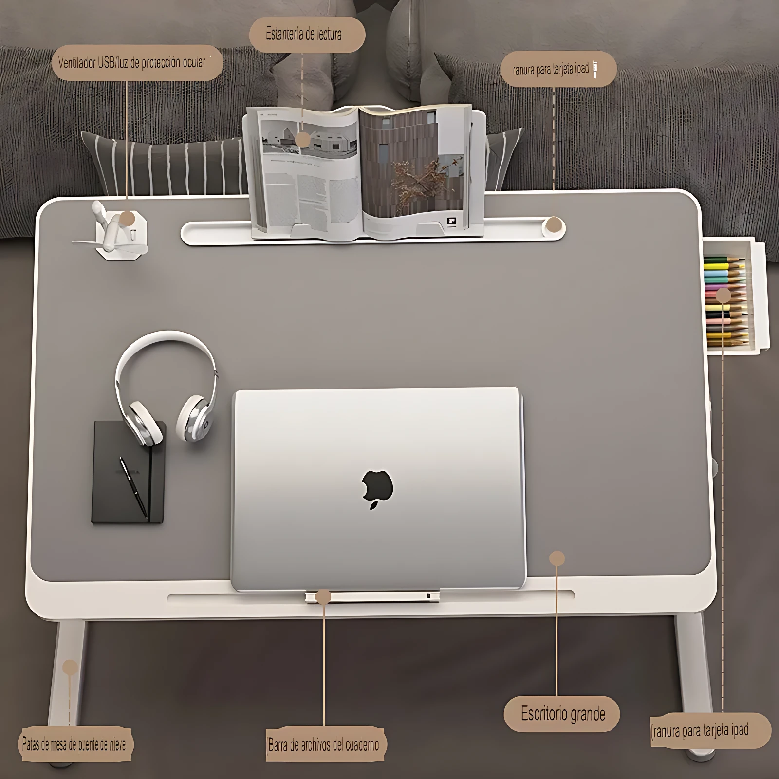Mesa de escritorio plegable color gris con laptop, audífonos, cuaderno y ventilador USB integrado, ideal para trabajar o estudiar en cualquier lugar.