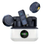 Micrófono inalámbrico Q81 en estuche blanco con pantalla digital mostrando 100% de carga, auriculares negros y cable USB-C visibles.