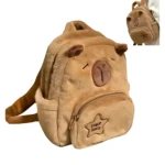 Mochila escolar infantil de felpa color beige con diseño de capibara kawaii, incluye bolsillo frontal con estampa de estrella y detalle de orejas y hocico en relieve.
