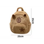 Mochila escolar infantil de felpa color beige con diseño de capibara kawaii, medidas 35 cm de alto por 25 cm de ancho.