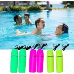 Set x2 monederos y bolsa celular impermeables en verde neón y fucsia, flotando en piscina con familia.