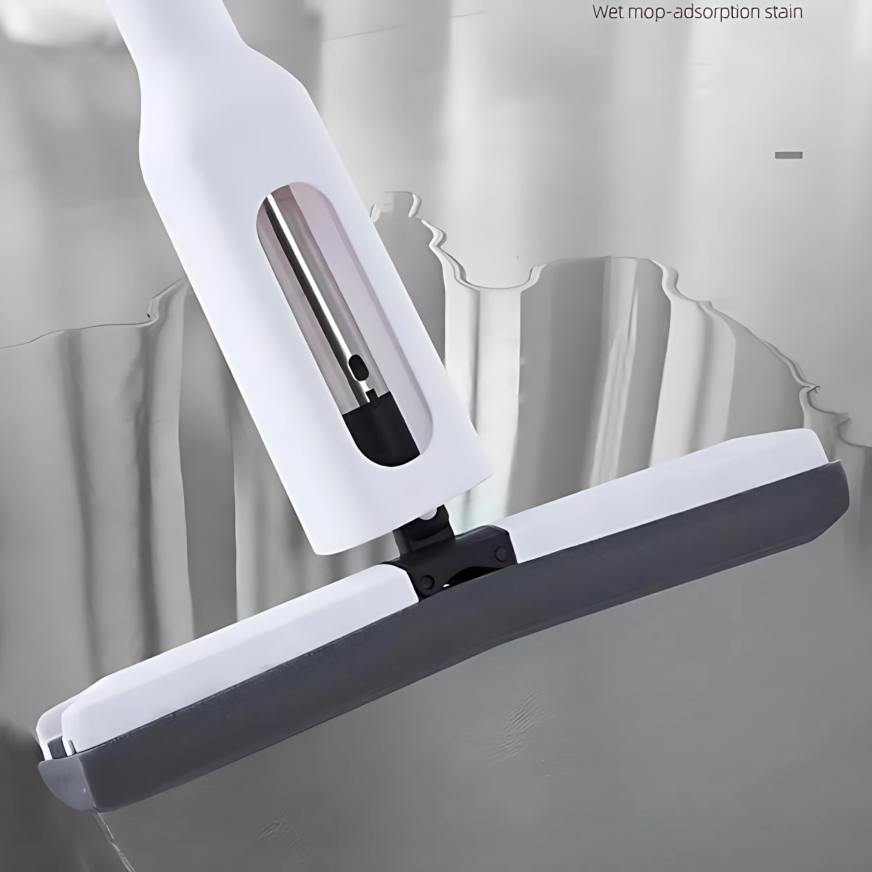 Mopa de limpieza con mango blanco y ventana de mecanismo de exprimido, cabeza gris en contacto con agua en el piso, absorbiendo humedad.