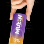 Mano sosteniendo envase cilíndrico de Mukin Desengrasante. El empaque presenta un degradado de morado a naranja con la inscripción de 10 Tabs. Fondo negro con partículas doradas.