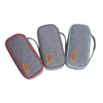 Tres fundas rectangulares de tela gris con costuras en rojo, gris y azul claro, cada una con asa y etiqueta de cuero que dice "YANCHEN".