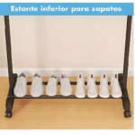 Estante inferior negro con ruedas, mostrando seis pares de zapatos blancos alineados en su superficie horizontal.