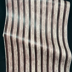 Papel adhesivo decorativo con diseño de listones de madera en tonos beige y marrón, mostrando textura natural y acabado vertical para revestimiento de paredes.
