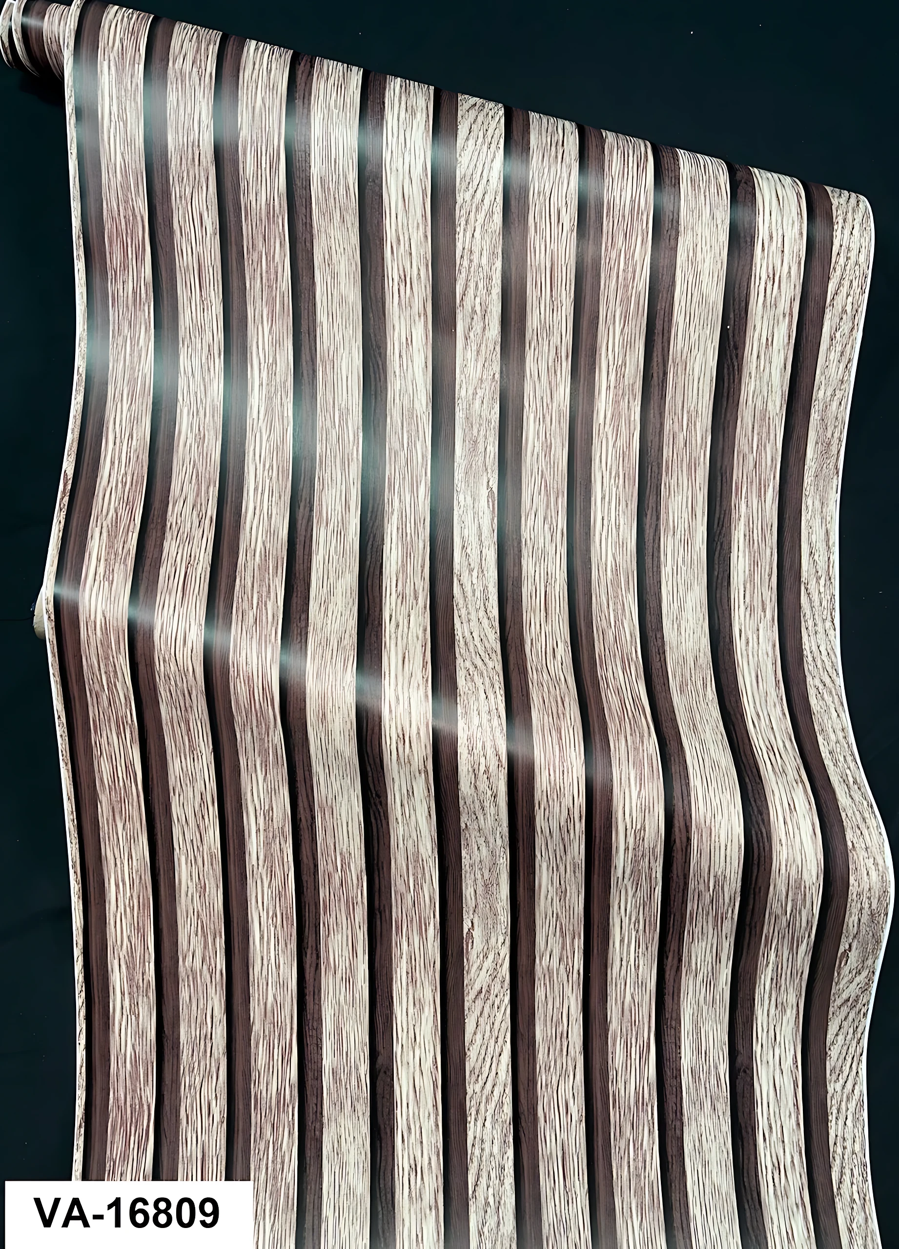 Papel adhesivo decorativo con diseño de listones de madera en tonos beige y marrón, mostrando textura natural y acabado vertical para revestimiento de paredes.