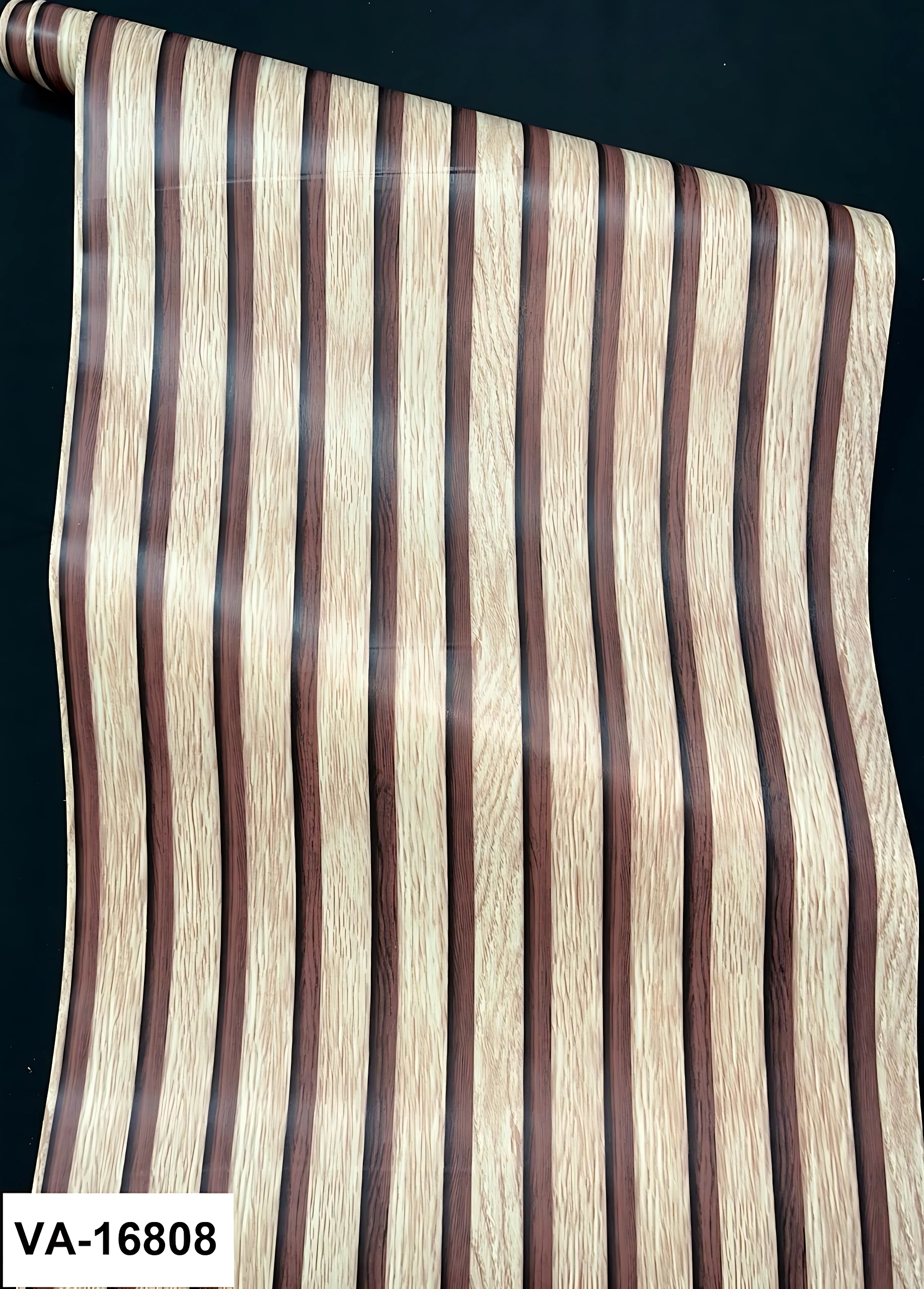 Papel adhesivo decorativo con listones verticales en tonos madera clara y oscura, ideal para revestir paredes interiores.