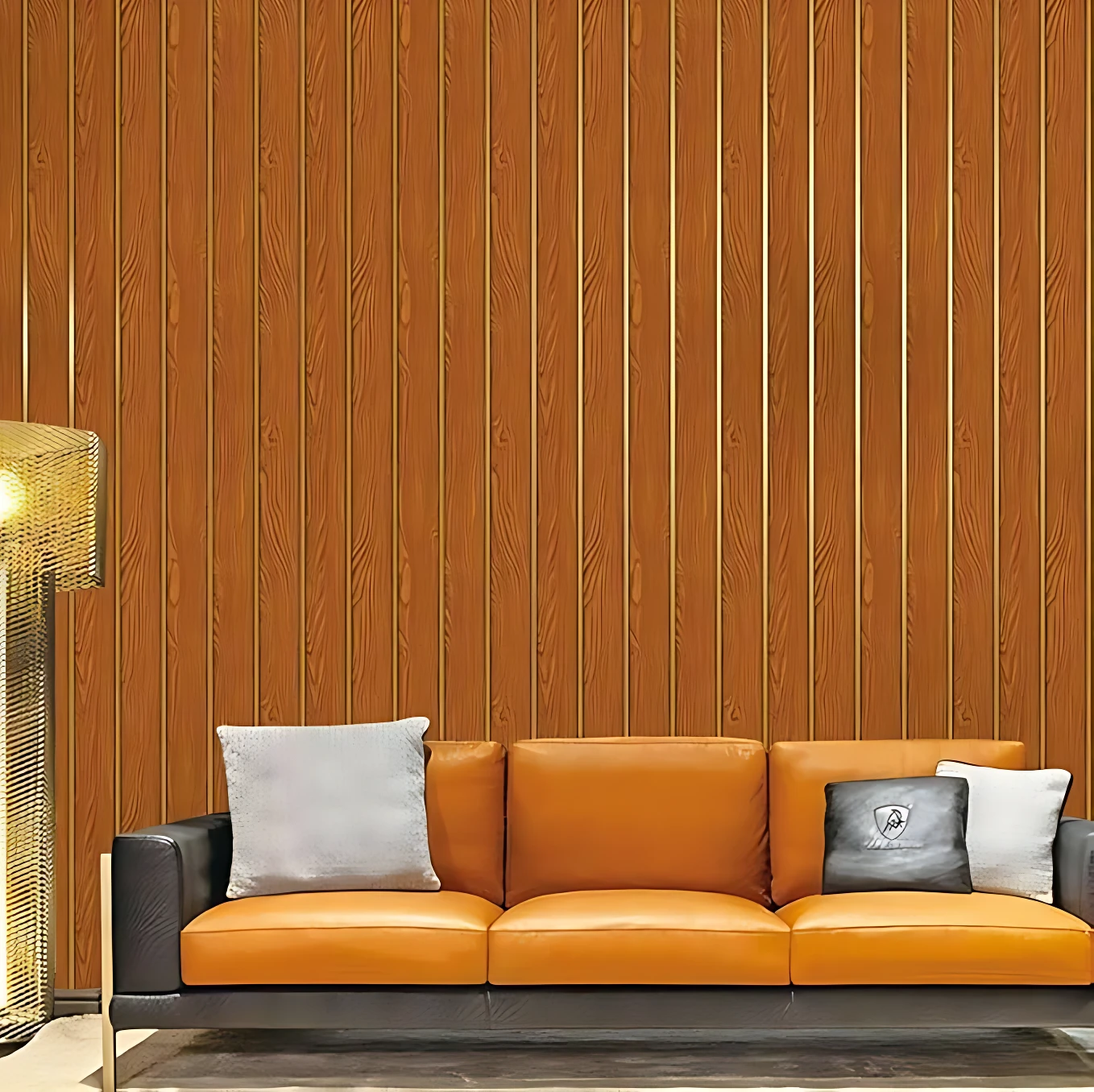 Sofá de tres plazas en color naranja con cojines blancos y gris, sobre pared revestida con papel adhesivo de madera en listones verticales.