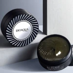 Dos recipientes de parches para ojeras BIOAQUA: uno cerrado negro con espiral plateado, otro abierto con parches negros y brillos, para revitalizar la mirada.