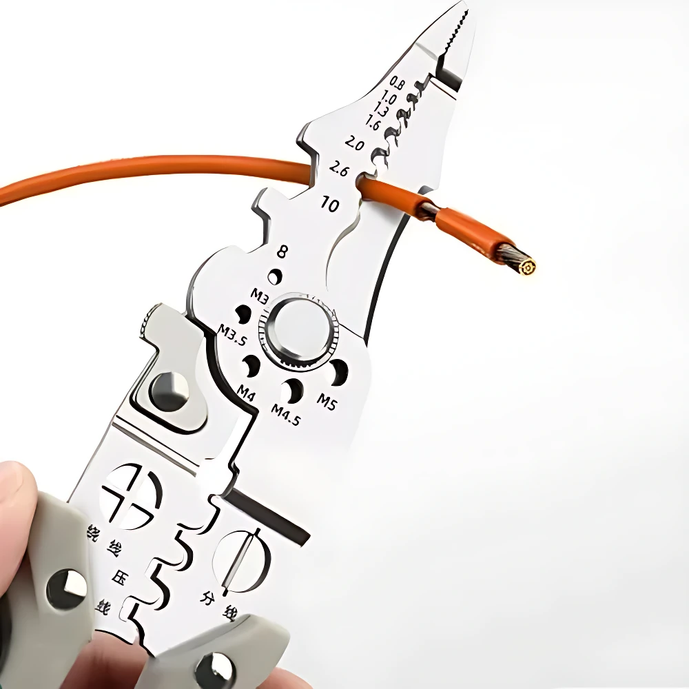 Pinza multifuncional de acero aleación en uso, pelando cable naranja de 2.6 mm² con precisión.