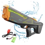 Pistola eléctrica de chorro con recarga USB automática, en color naranja y gris, con efectos de agua en el fondo. Incluye cable USB y batería recargable.