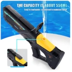 Pistola eléctrica de chorro con recarga automática, color negro y amarillo, capacidad de 550 ml, mostrando llenado automático de agua.