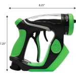 Pistola para mangueras verde y negra con botón de jabón, medidas 8.25 x 7.25 pulgadas, diseño ergonómico para limpieza de vehículos y jardines.