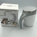 Pocillo batidor eléctrico digital en color blanco con mango gris, junto a su caja que muestra variante en tono beige. Modelo DTM-420.