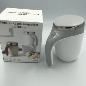 Pocillo batidor eléctrico digital en color blanco con mango gris, junto a su caja que muestra variante en tono beige. Modelo DTM-420.